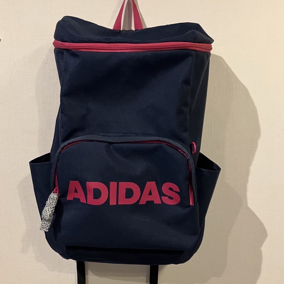 adidas アディダス　ナイロンリュック　ネイビー　軽い バックパック