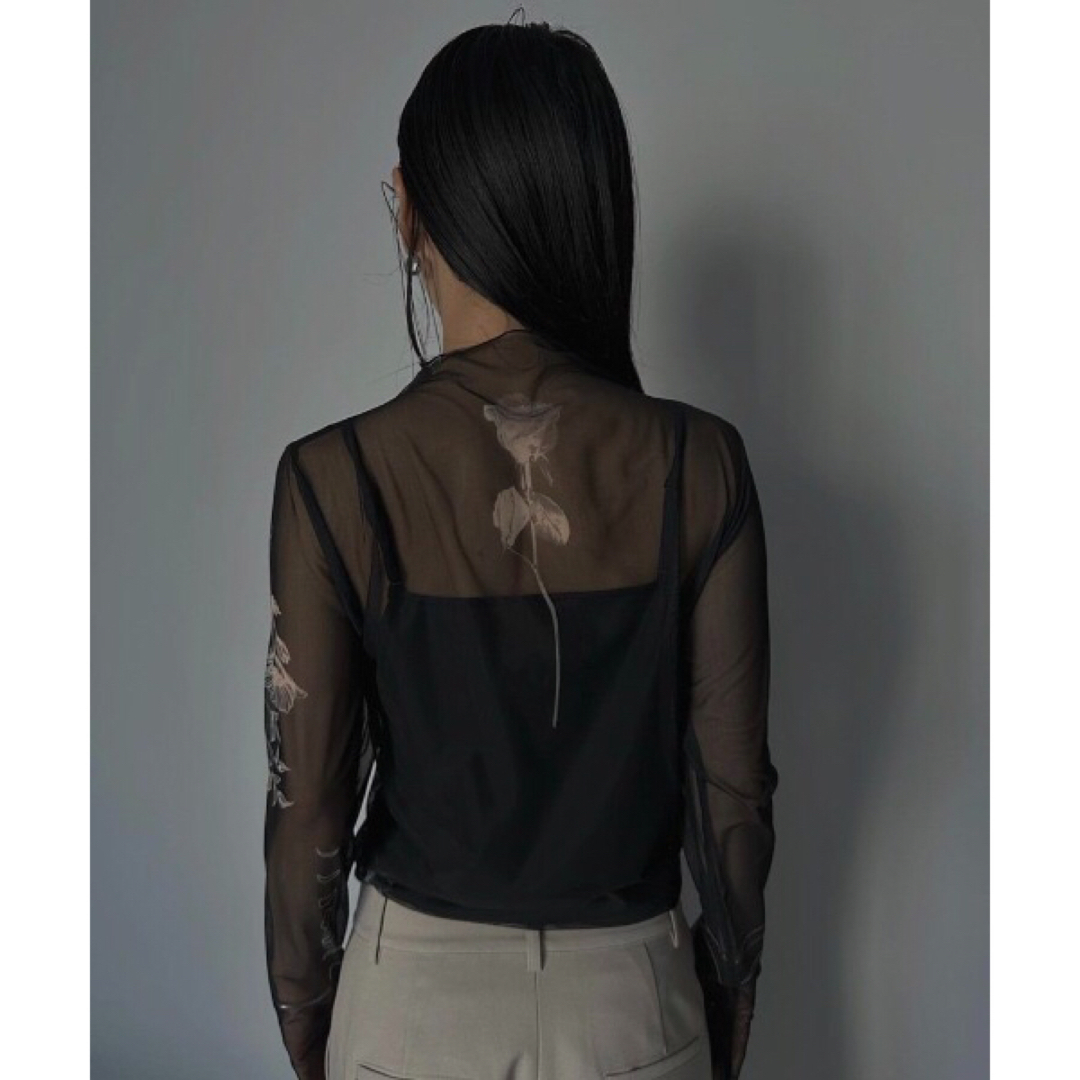 Ameri MEDI FLOWER TATTOO SHEER TOP ブラック
