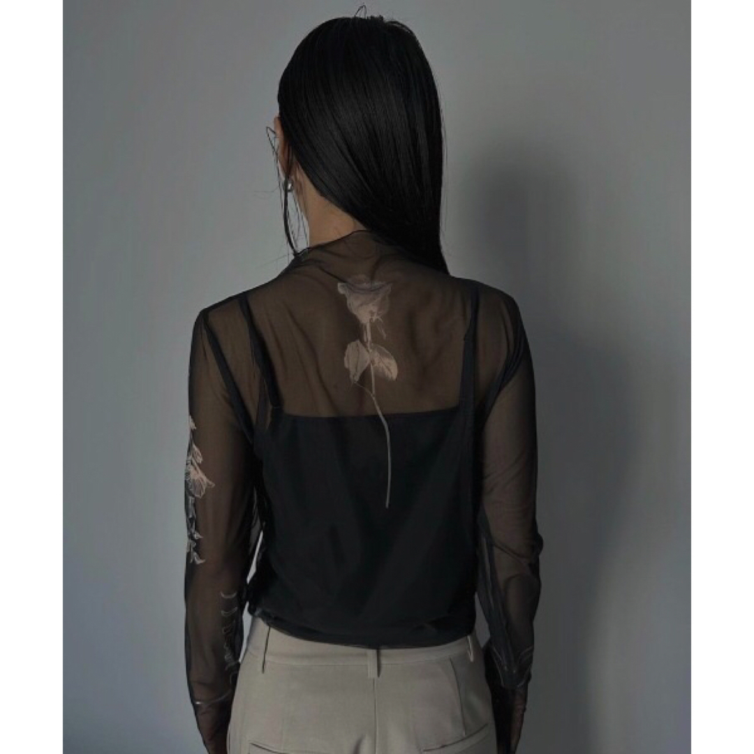 AMERI MEDI FLOWER TATTOO SHEER TOP ブラック-