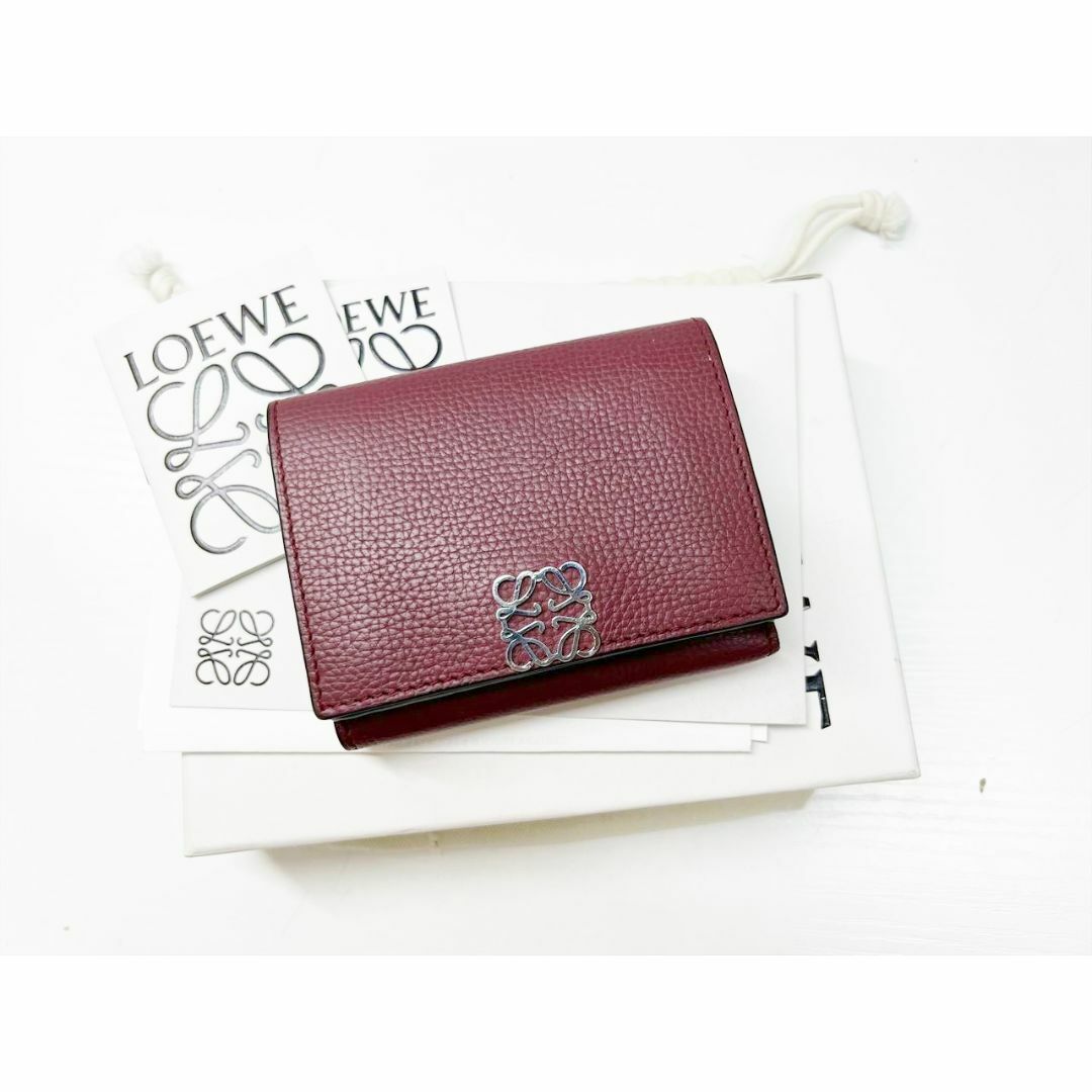 LOEWE(ロエベ)の美品　ロエベ　アナグラム　トライフォールドウォレット　財布　バーガンディ レディースのファッション小物(財布)の商品写真