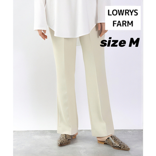 ローリーズファーム(LOWRYS FARM)のローリーズファーム 美脚に見えるカラーフレアパンツ アイボリー(カジュアルパンツ)
