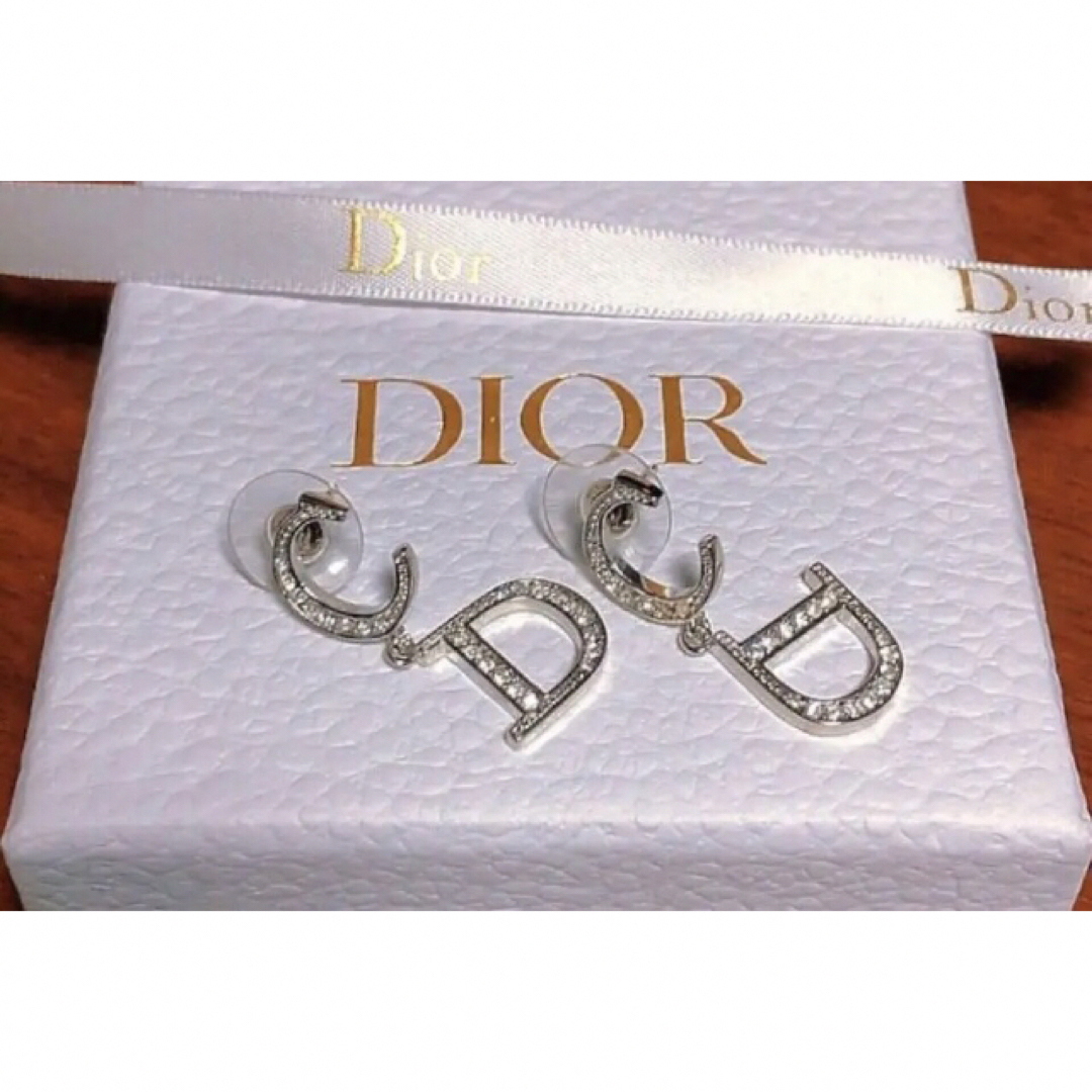 Dior 揺れるピアス Silver リボン Dロゴ 可愛い ストーン シルバー