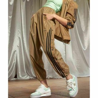 オリジナルス(Originals（adidas）)のアディダス 女性M キャメル ナイロン トラックパンツ ジャージ LiSA着用(その他)