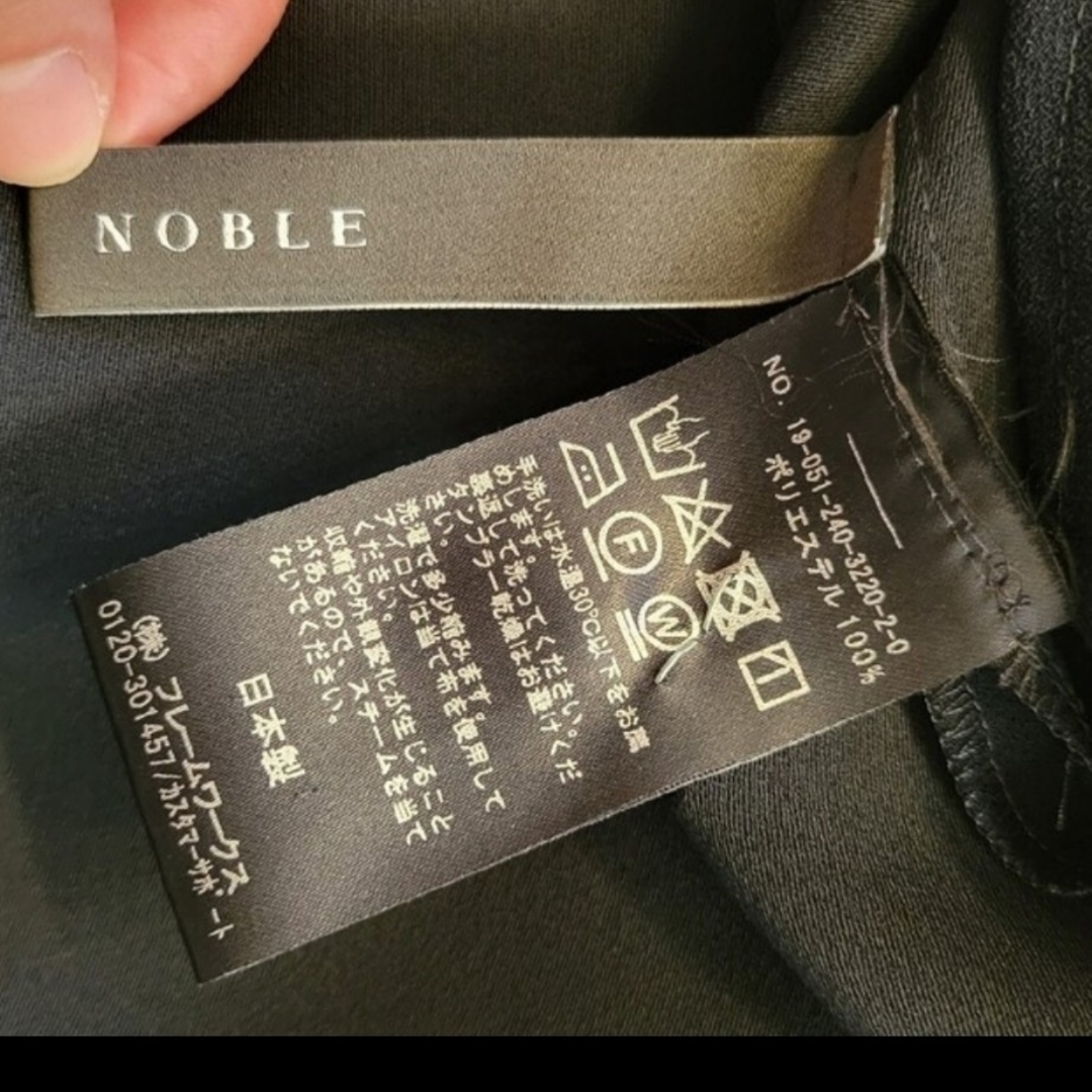 Noble(ノーブル)のNOBLE  ボトルネック 後ろボタンブラウス レディースのトップス(シャツ/ブラウス(半袖/袖なし))の商品写真