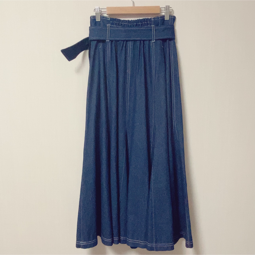And Couture(アンドクチュール)のAnd Couture ベルト付きタックボリュームステッチデニムスカート レディースのスカート(ロングスカート)の商品写真