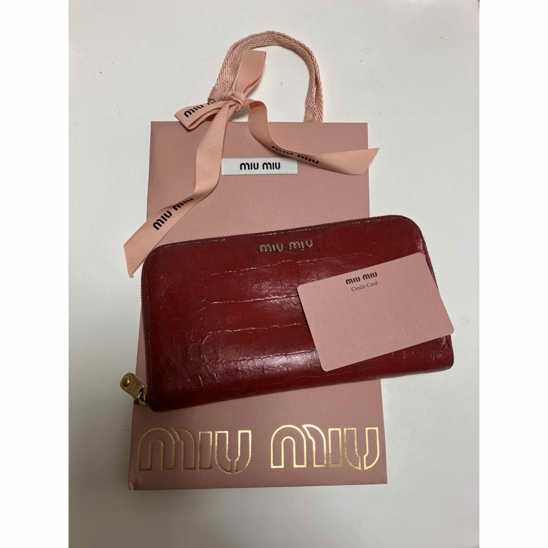 miumiu(ミュウミュウ)の美品　ミュウミュウ　miu miu 長財布　クロコ型押し レディースのファッション小物(財布)の商品写真