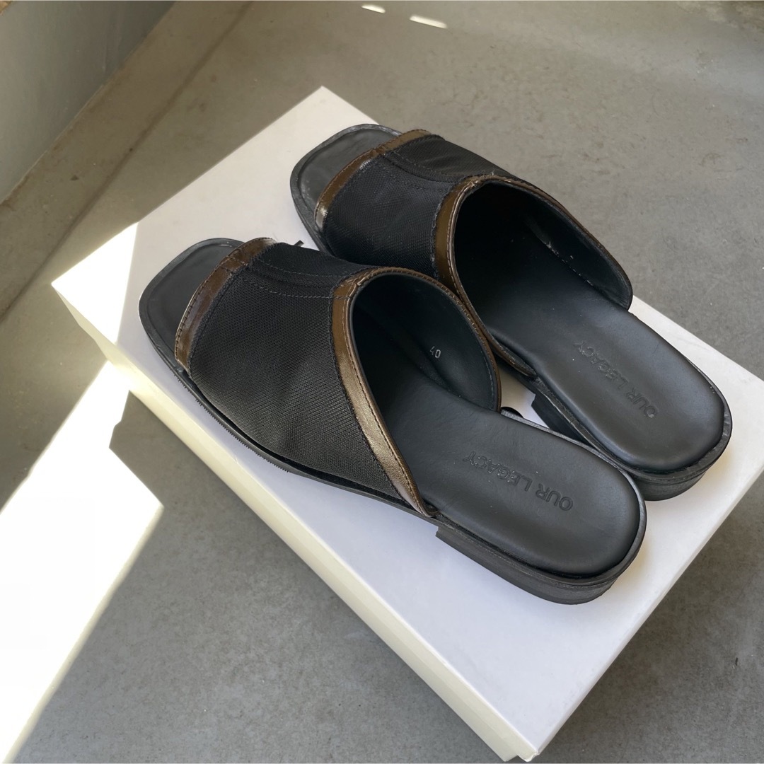 Maison Martin Margiela(マルタンマルジェラ)のOUR LEGACY SLIDE レザーミュールサンダル BLACK メンズの靴/シューズ(サンダル)の商品写真