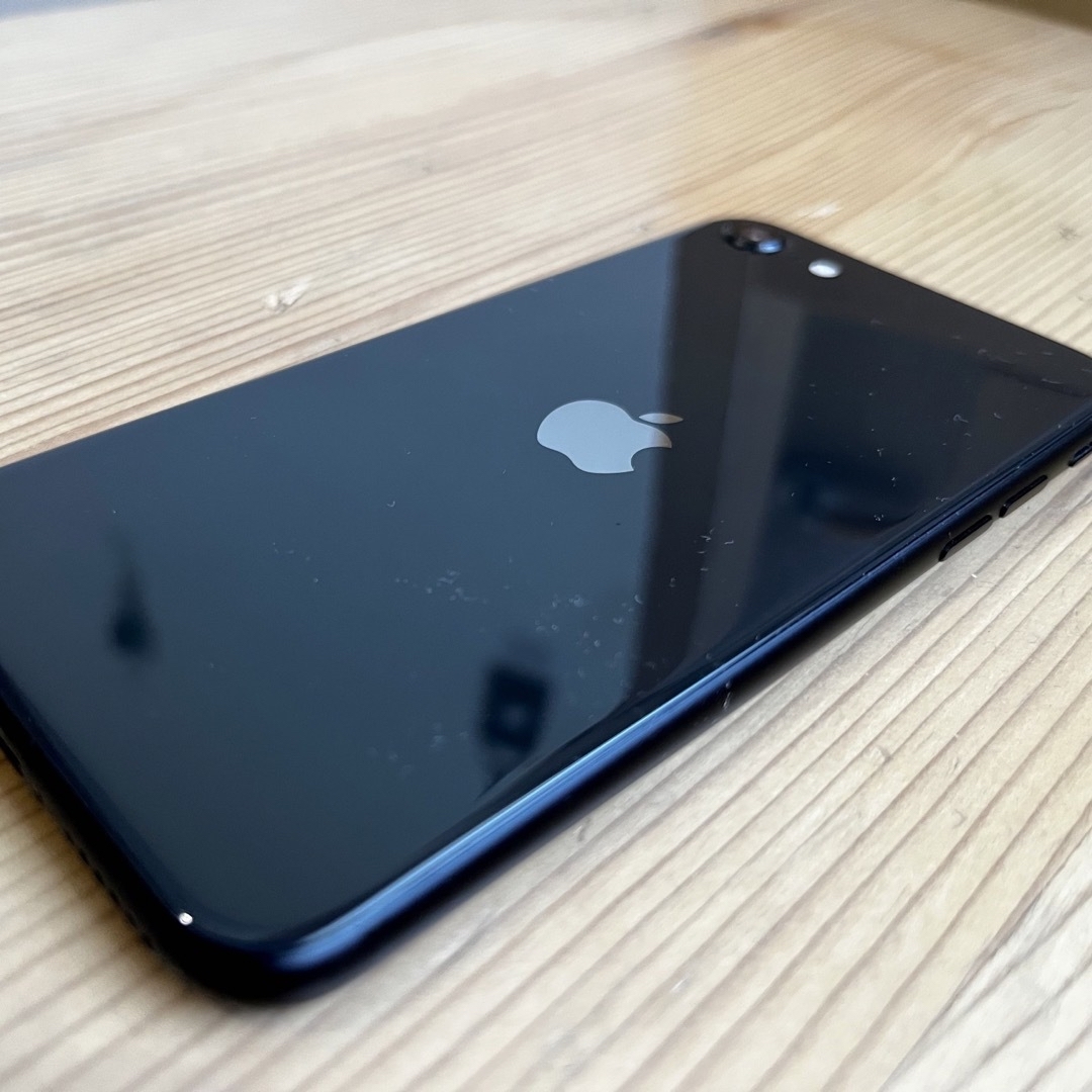 iPhone(アイフォーン)のiPhone SE2(2020)ブラック128GB スマホ/家電/カメラのスマートフォン/携帯電話(スマートフォン本体)の商品写真