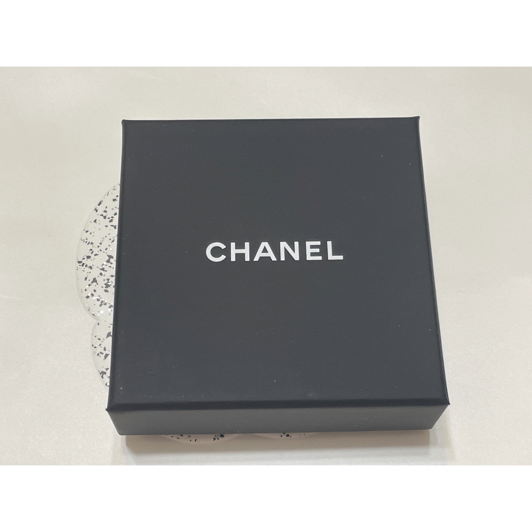 CHANEL(シャネル)のCHANEL シャネル　ココマーク　ブラック　黒　ピンブローチ　ブローチ　新品 レディースのアクセサリー(ブローチ/コサージュ)の商品写真