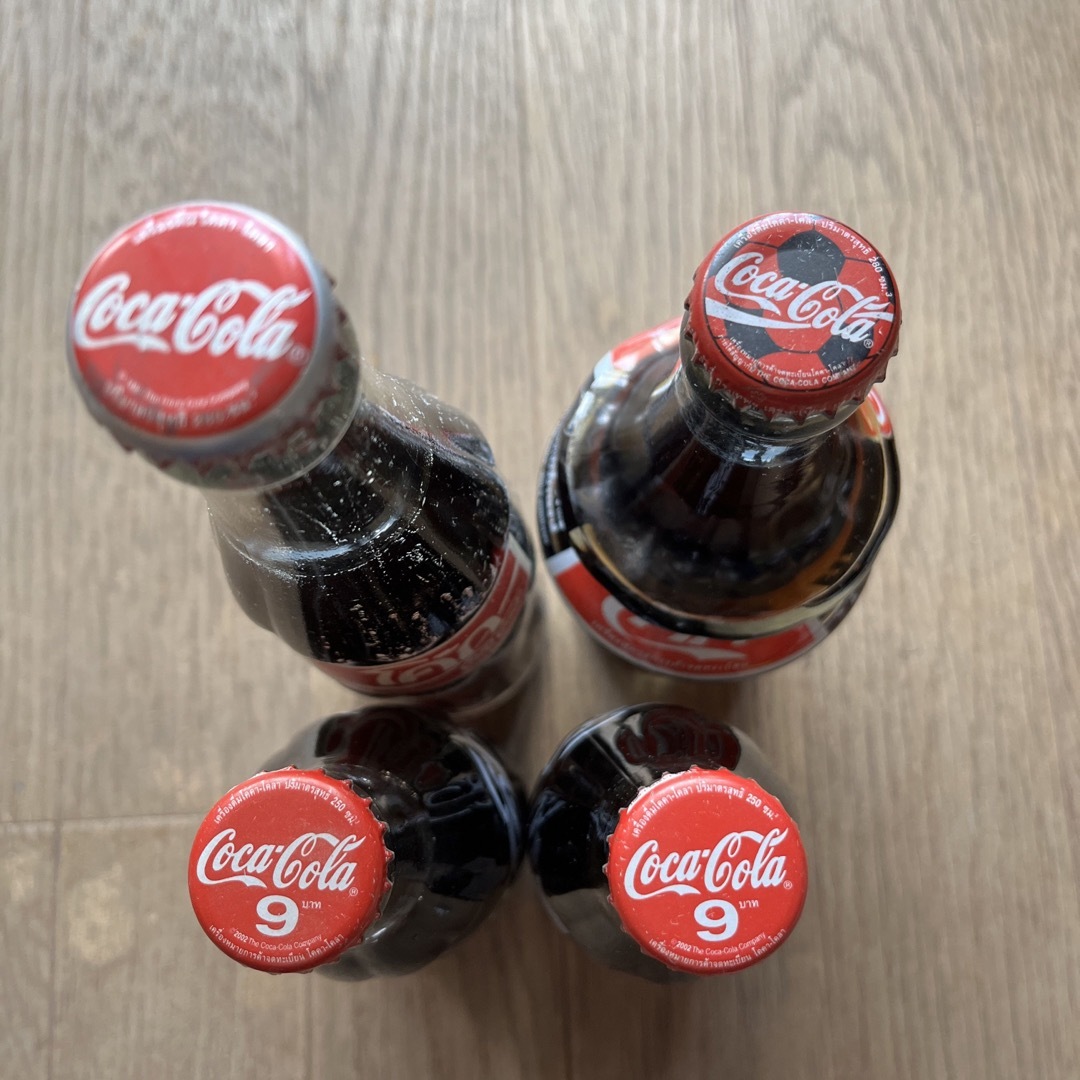コカ・コーラ(コカコーラ)のタイ文字　コカコーラ瓶４本 エンタメ/ホビーの美術品/アンティーク(ガラス)の商品写真