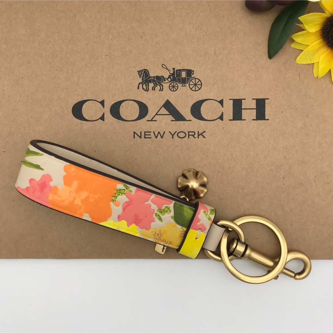 COACH(コーチ)のCOACH ★大人気★ ループバッグチャーム フローラル プリント 花柄 新品 レディースのファッション小物(キーホルダー)の商品写真