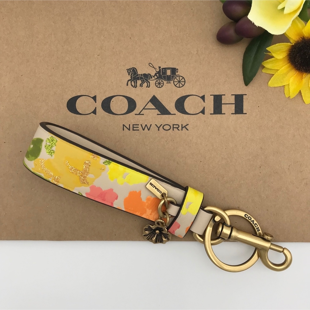 COACH(コーチ)のCOACH ★大人気★ ループバッグチャーム フローラル プリント 花柄 新品 レディースのファッション小物(キーホルダー)の商品写真