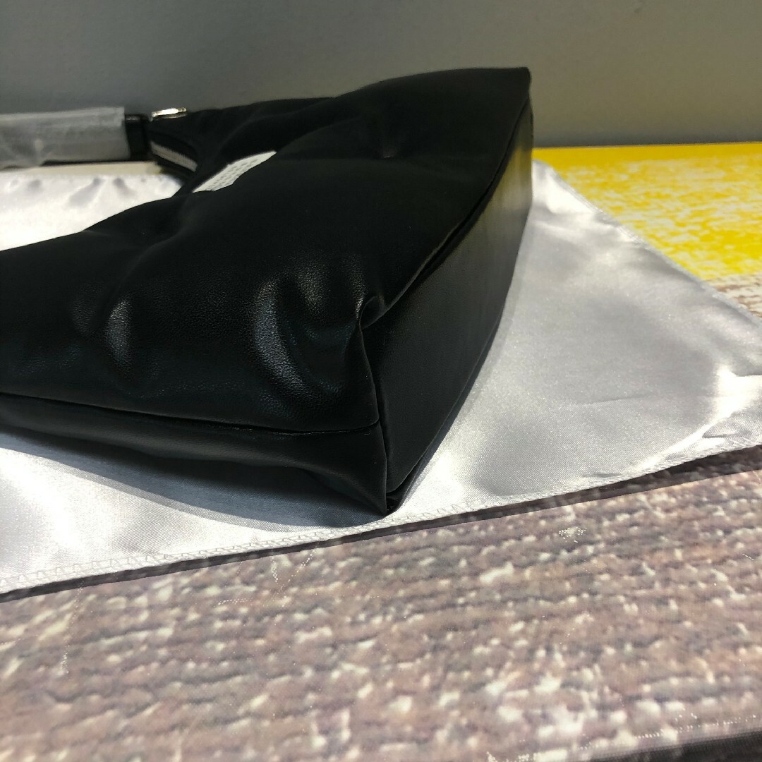 メゾンマルジェラ　グラムスラムホーボースモール 黑 レディースのバッグ(ハンドバッグ)の商品写真