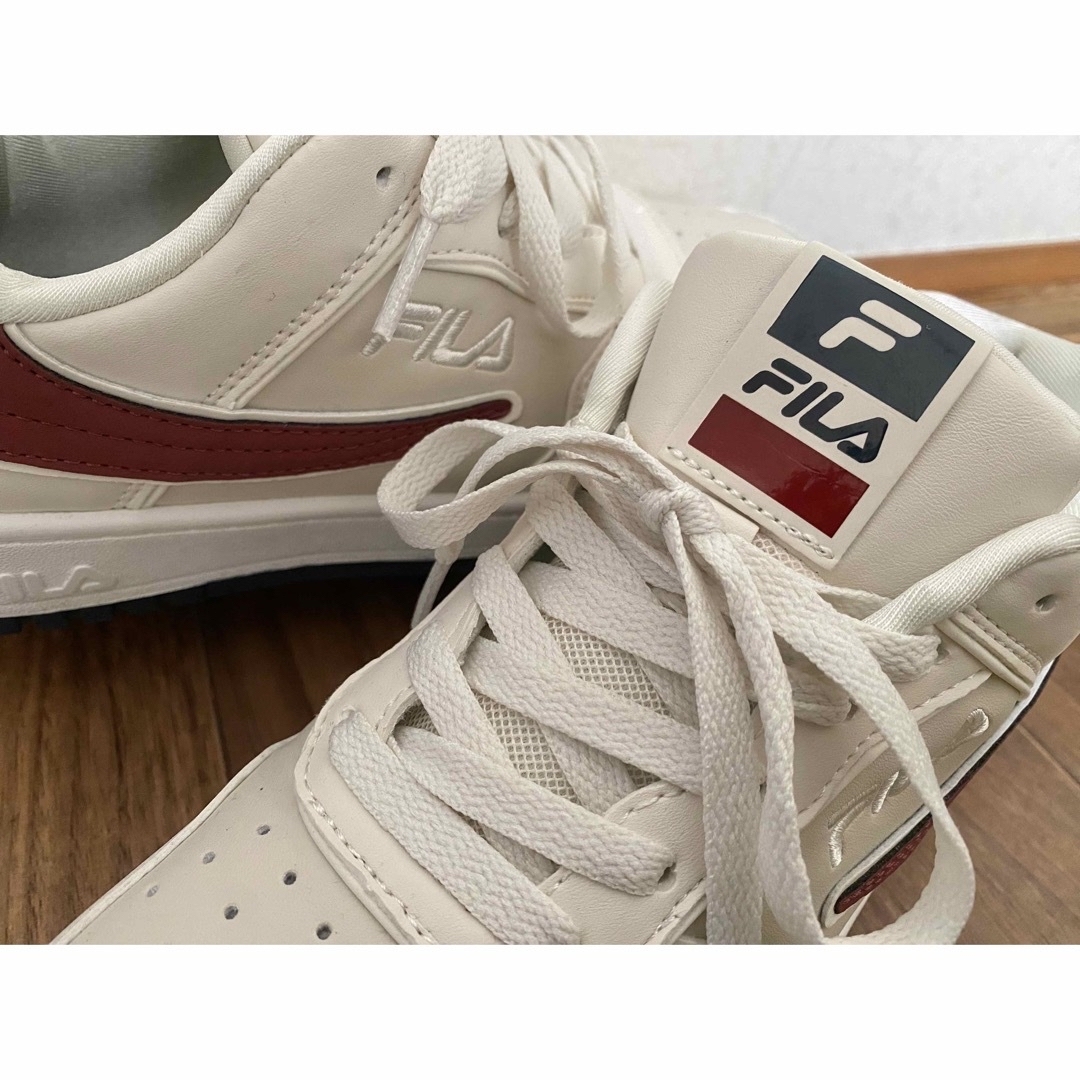 FILA(フィラ)の新品半額以下★最終値下げ★FILA レデイーススニーカー ホワイト ベージュ レディースの靴/シューズ(スニーカー)の商品写真