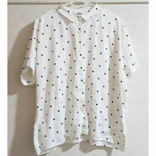 ユニクロ(UNIQLO)のユニクロ レーヨンプリントブラウス（半袖）オフホワイト　ドット　Lサイズ(シャツ/ブラウス(半袖/袖なし))