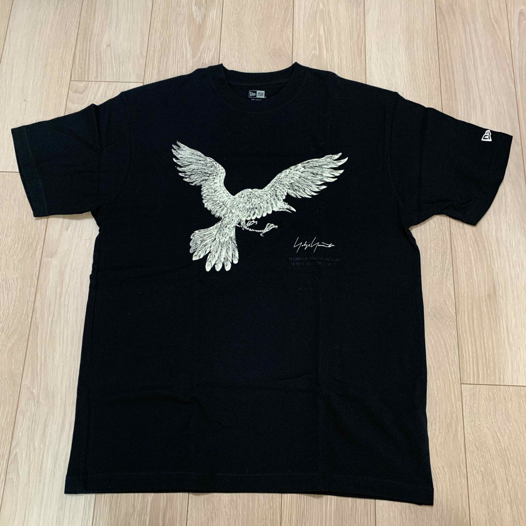 Yohji Yamamoto(ヨウジヤマモト)の新品! Yohji Yamamoto Tシャツ SS22 CROW newera メンズのトップス(Tシャツ/カットソー(半袖/袖なし))の商品写真