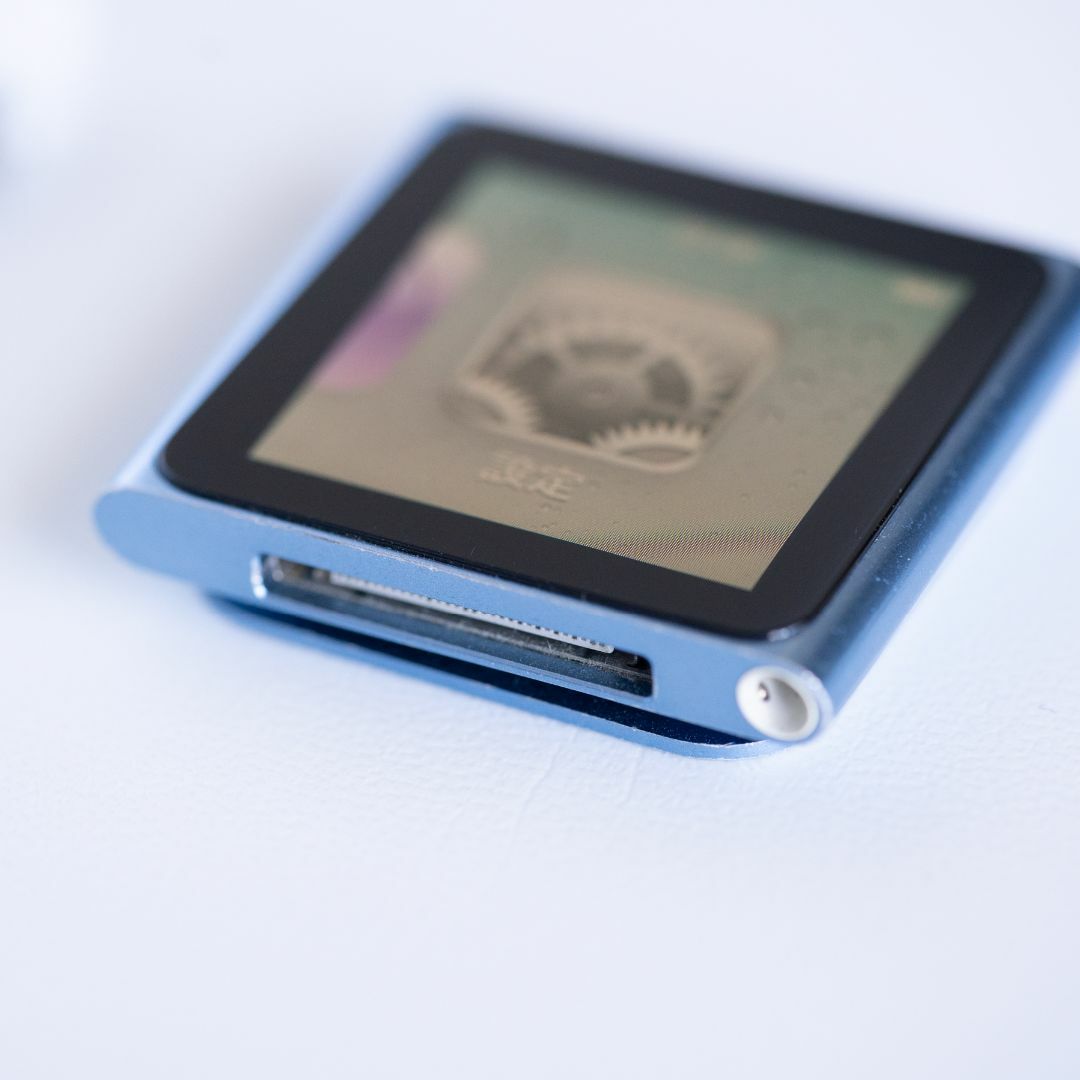 Apple(アップル)の【第6世代】iPod nano ８G（MC689J） スマホ/家電/カメラのオーディオ機器(ポータブルプレーヤー)の商品写真