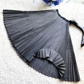 プラダ スカートの通販 700点以上 | PRADAのレディースを買うならラクマ