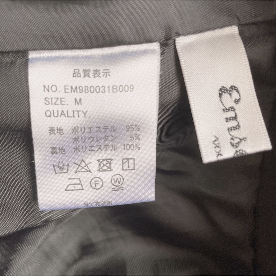 EMSEXCITE(エムズエキサイト)のEmsexcite フロントパールボタン ミニスカート ブラック 黒色 レディースのスカート(ミニスカート)の商品写真