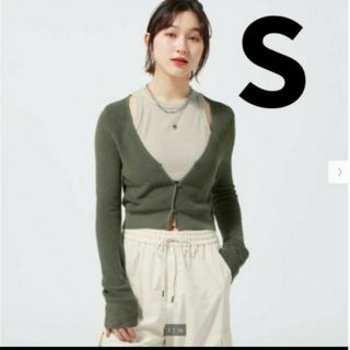 ジーユー(GU)のS オリーブ　シアークロップドカーディガン　新品　 ユニクロ　ZARA H&M(カーディガン)