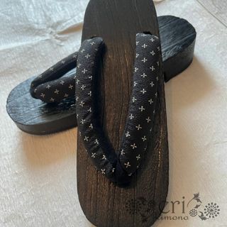 【新品】残りわずか　下駄　黒にクロス柄(浴衣)