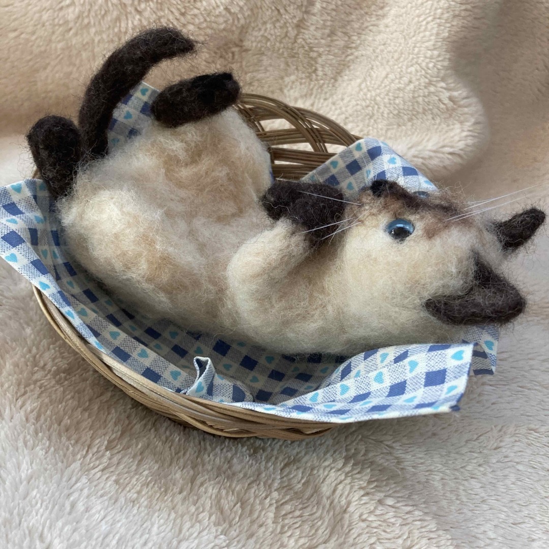 羊毛フェルト ハンドメイド カゴの中のシャム猫の子猫ちゃん 猫 手のひらサイズ ハンドメイドのぬいぐるみ/人形(ぬいぐるみ)の商品写真