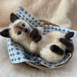 羊毛フェルト ハンドメイド カゴの中のシャム猫の子猫ちゃん 猫 手のひらサイズ(ぬいぐるみ)