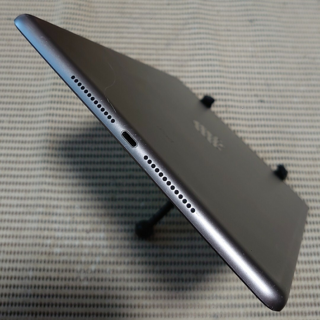 完動品SIMフリー液晶無傷iPad第5世代(A1823)本体32GBグレイau-