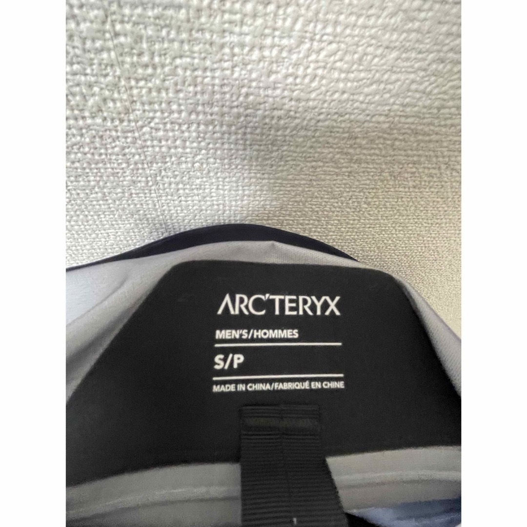 ARC'TERYX(アークテリクス)の新品ダグ付　アークテリクス ベータジャケット　Sサイズ　ブラックサファイア メンズのジャケット/アウター(マウンテンパーカー)の商品写真