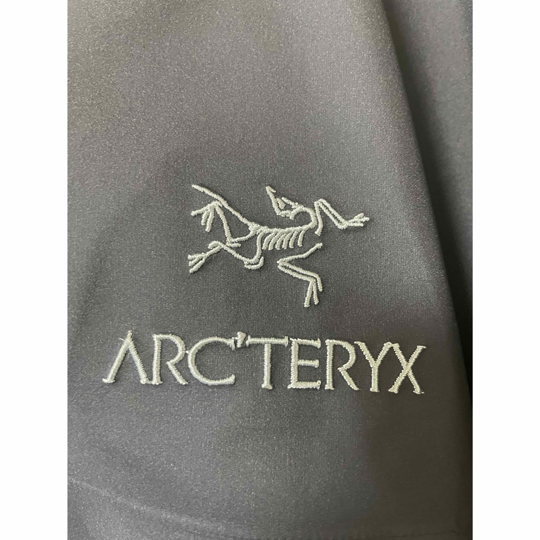 ARC'TERYX(アークテリクス)の新品ダグ付　アークテリクス ベータジャケット　Sサイズ　ブラックサファイア メンズのジャケット/アウター(マウンテンパーカー)の商品写真