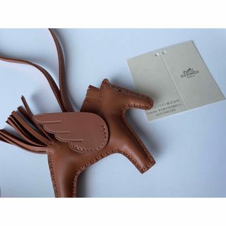 エルメス(Hermes)の最終　新品　HERMES エルメス ペガサス　ソーゴールド　pm ゴールド　茶(チャーム)