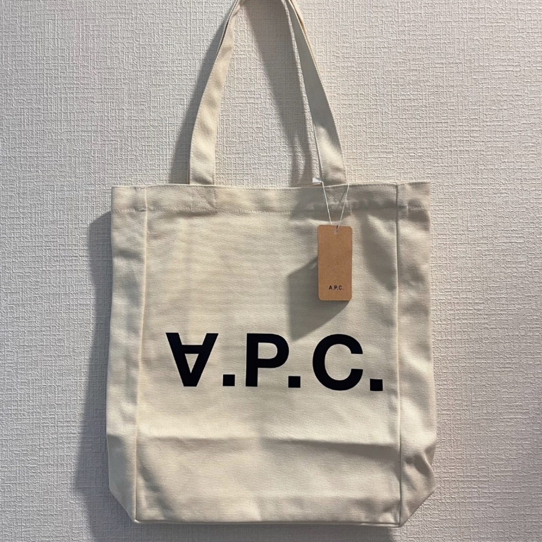 A.P.C(アーペーセー)の【未使用 タグ付】アーペーセー ブラック ロゴ トートバッグ ショッピングバッグ レディースのバッグ(トートバッグ)の商品写真