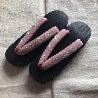 【新品】　薄ピンク　刺繍　桐下駄(浴衣)