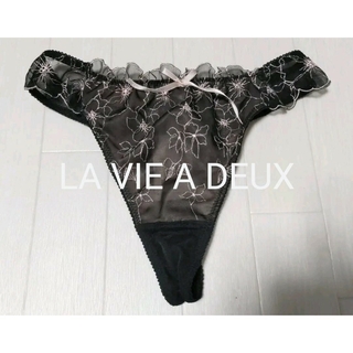 ラヴィアドゥ(LA VIE A DEUX)の新品タグ付　ラヴィアドゥ　シフォンのお花刺繍アップリケのＴバック　黒(ショーツ)