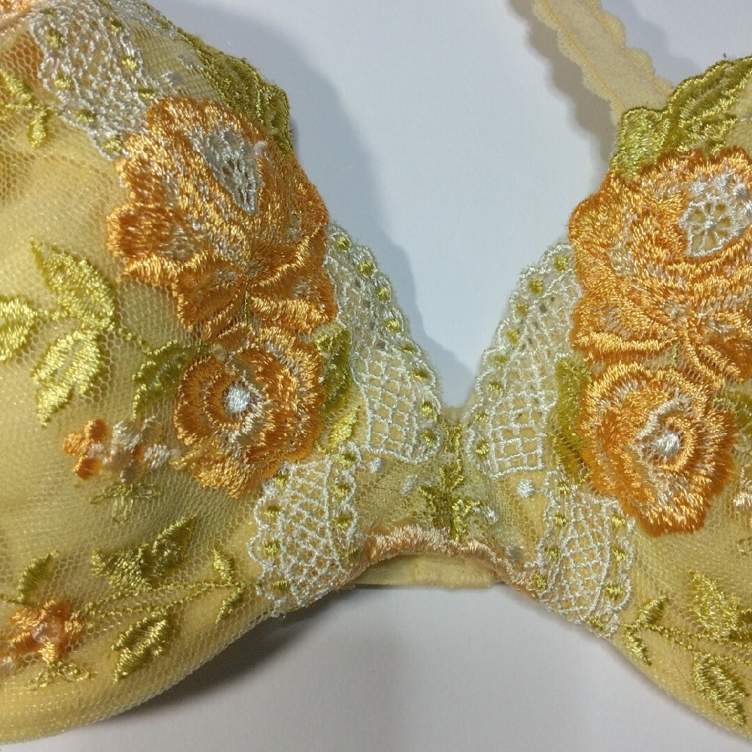 ワコール製黄色にオレンジ色花柄刺繍入りブラジャーC75の通販 by ワコール製黄色にオレンジ色花柄刺繍入りブラジャーC75の通販 by