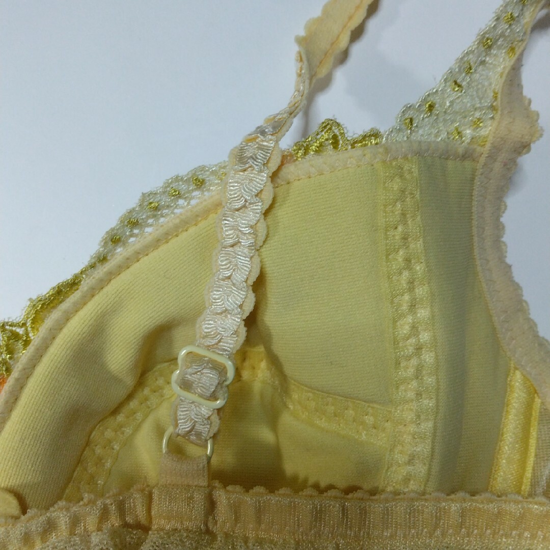 ワコール製黄色にオレンジ色花柄刺繍入りブラジャーC75の通販 by ワコール製黄色にオレンジ色花柄刺繍入りブラジャーC75の通販 by