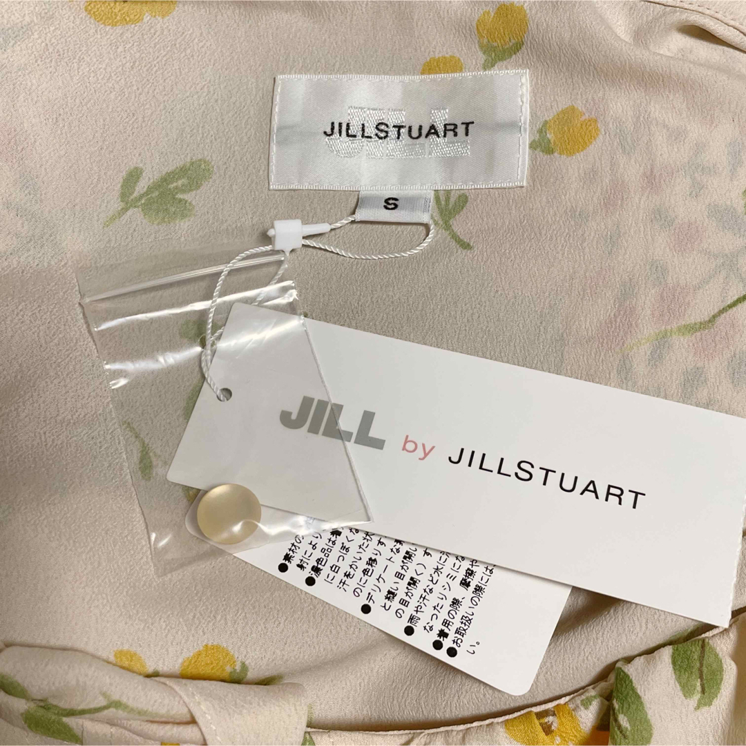 JILL by JILLSTUART(ジルバイジルスチュアート)の【新品・タグ付】JILL by ジルスチュアート フリル ブラウス 花柄 レディースのトップス(シャツ/ブラウス(半袖/袖なし))の商品写真