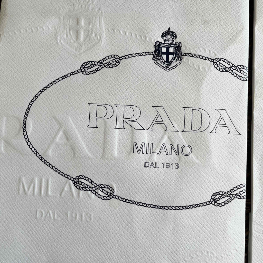 PRADA(プラダ)の1枚目画像　右側のみPRADA ショッパー レディースのバッグ(ショップ袋)の商品写真