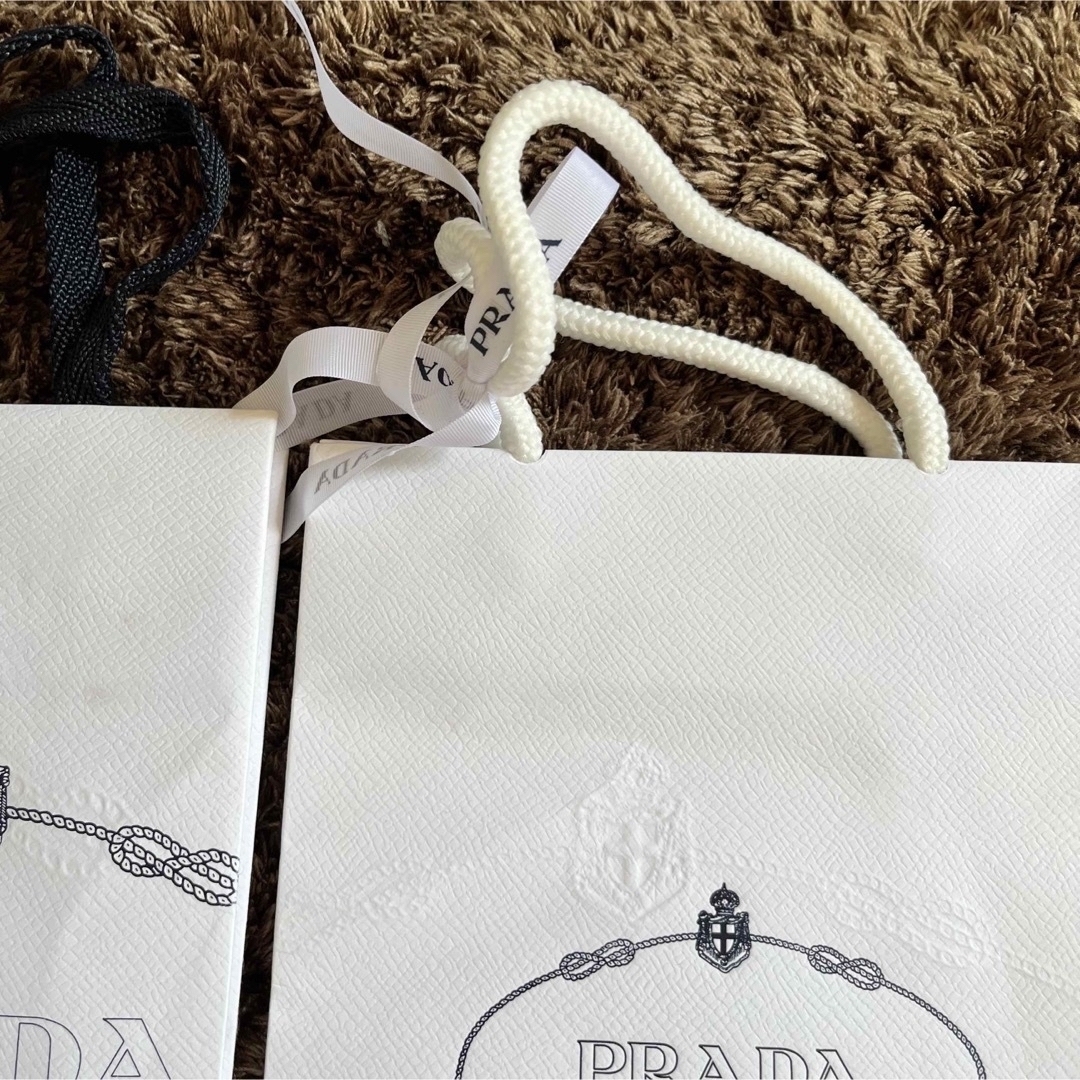 PRADA(プラダ)の1枚目画像　右側のみPRADA ショッパー レディースのバッグ(ショップ袋)の商品写真