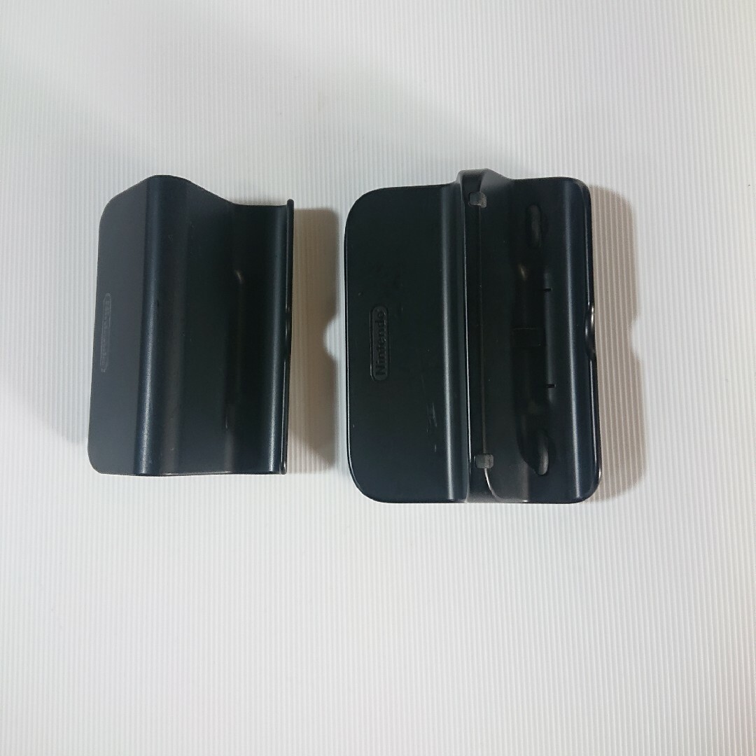 Wii U(ウィーユー)のWiiuゲームパッド 充電台 スタンド、プレイスタンドセット ニンテンドー純正 エンタメ/ホビーのゲームソフト/ゲーム機本体(その他)の商品写真
