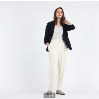 ユニクロ(UNIQLO)のユニクロ　タックテーパードパンツM(カジュアルパンツ)