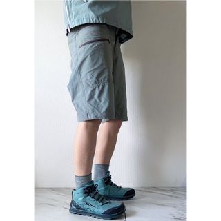 アークテリクス(ARC'TERYX)の"水色アーバングレー" Arc'teryx ナイロン ソフトシェル ショーツ(ショートパンツ)