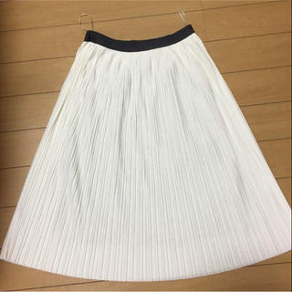 ユニクロ(UNIQLO)のユニクロ 新品 春物 プリーツスカート  ホワイト(ロングスカート)