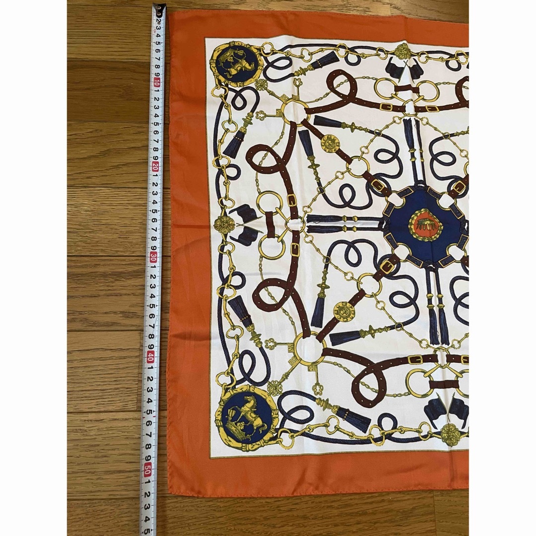 GU(ジーユー)のGU ジーユー　スカーフ　オレンジ　チェーン柄　タッセル　リボン レディースのファッション小物(バンダナ/スカーフ)の商品写真