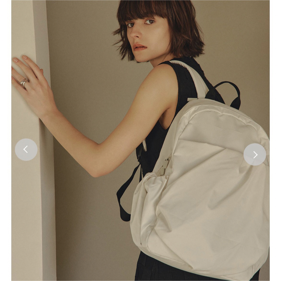 emmi(エミ)の【emmi atelier】ギャザーボディーバックパック ホワイト レディースのバッグ(リュック/バックパック)の商品写真
