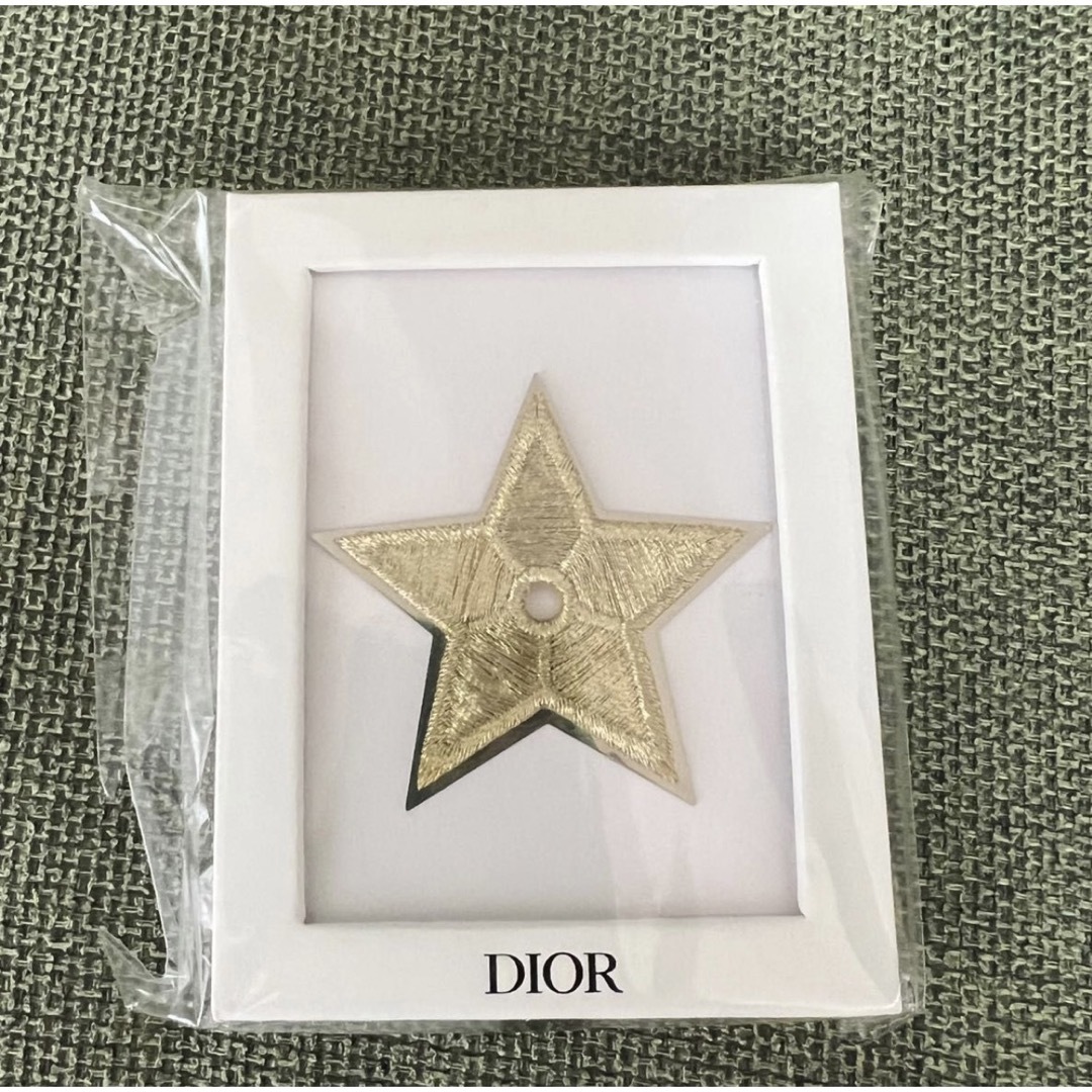 Dior(ディオール)の【新品】Dior ノベルティピンバッチ エンタメ/ホビーのアニメグッズ(バッジ/ピンバッジ)の商品写真