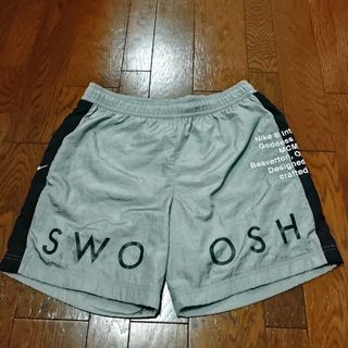 ナイキ(NIKE)のNIKE swoosh ハーフパンツ　L　ナイロン　シルバー　グレー　黒(ショートパンツ)