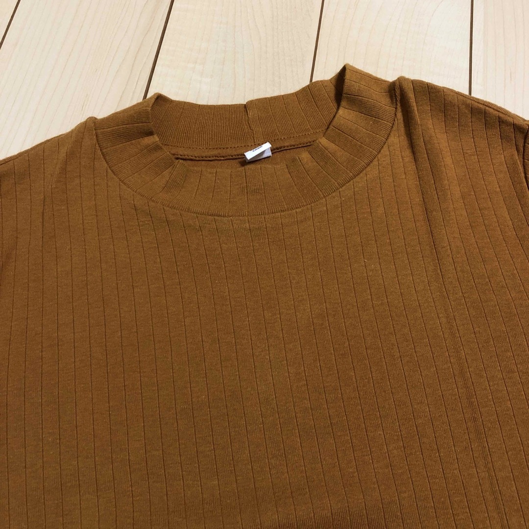 UNIQLO(ユニクロ)のユニクロ　レンガ色　ハイネック　半袖カットソー レディースのトップス(カットソー(半袖/袖なし))の商品写真