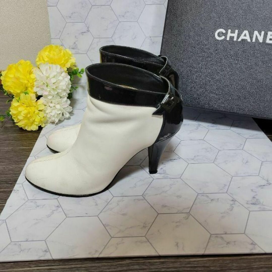 CHANEL　ロゴ　バイカラー　ホワイト×ブラック　ブーティー　ブーツ　サンダル