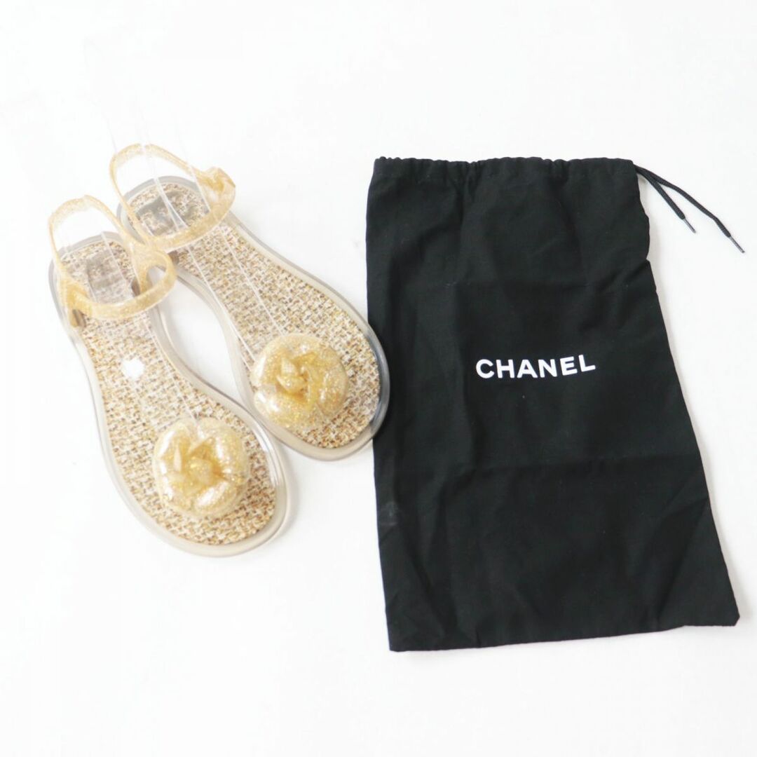 美品◎伊製 CHANEL シャネル レディース カメリア×ココマーク付き ラバー クリア フラットサンダル ゴールド ラメ×ツイード柄 37 袋付き